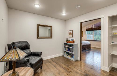 Mendenhall Valley Escape with Furnished Deck! - Foto 11