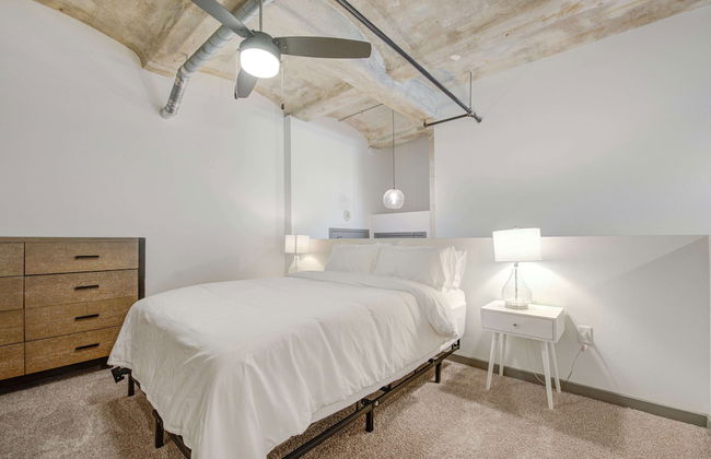 Luxury Historic Loft with Gym - Photo 15