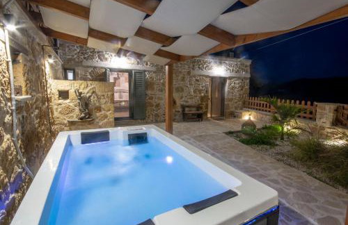 Pamelas House with Jacuzzi - Photo 18