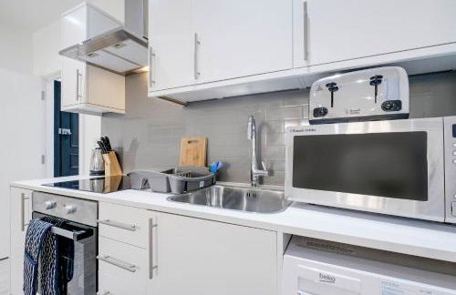 Luxurious 1 Bed Serviced Apartment with Wi-Fi - Photo 52