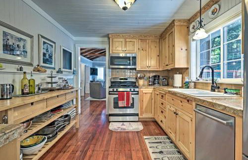 Redwoods Cabin with Hot Tub Walk to Russian River! - Foto 9