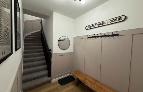 The Drapers - by Caithness Luxury Apartments NC500 - 4 Bedroom Luxury Central NC500 Apartment-Sleeps 8- Sleeps Work teams upto 4 & holiday makers upto 8 - BUDGET FRIENDLY FOR LONG STAY TRADES - CONTACT US - - Foto 1