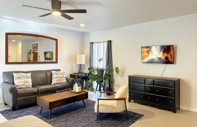 Bright Trendy Studio 9min to Asia District - Photo 1