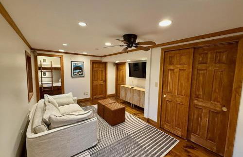 Hot Tub & Firepit Near Ski Resorts & Cozy Modern Cabin - Foto 15