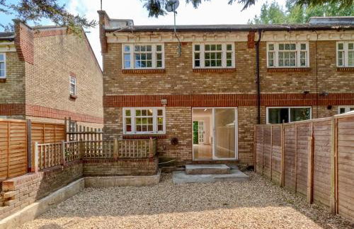 Stunning 3Bed 2bath family home with Garden - Photo 10