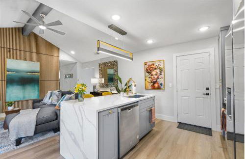 Modern 3BR Retreat with Fun Yard, Mini-Golf, Hot Tub & BBQ Dining Deck - Foto 24