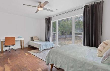 Luxurious Modern Retreat with Private Pool & Patio - Foto 33