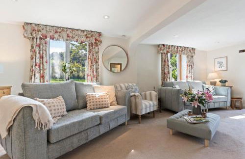 Stunning Countryside Home in Surrey by 53 Degrees Property, Ideal for Family Getaways, Private Tennis Court! - Foto 1
