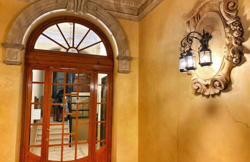 Apartment in monumental square Madrid Center - Photo 45