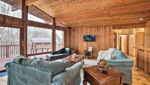Grand Escape w/ Deck, Game Room, Nature View! - Foto 3
