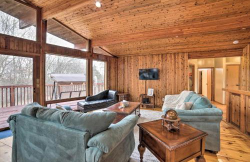 Grand Escape w/ Deck, Game Room, Nature View! - Foto 3