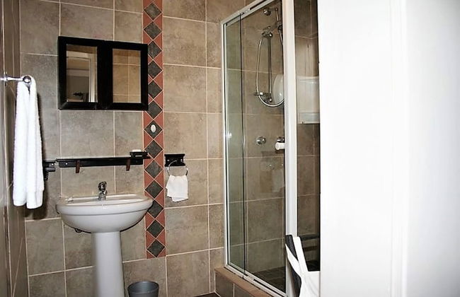 "room in B&B - Room for 6 - Amarachi Guesthouse in Swakopmund Namibia Near Beach and Malls!" - Photo 11