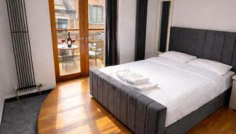 Central Apt With Balcony - Walk to Bars & Stations - Foto 3