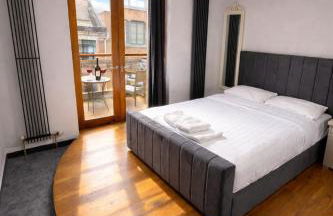 Central Apt With Balcony - Walk to Bars & Stations - Foto 4