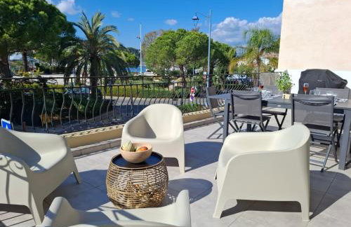50 M2 -T3- 4 personnes - Moderne-Climatisé-2 chambres-Wifi -Très grande terrasse de 35 M2 avec BBQ-1er étage dans petit immeuble - Vue magnifique et dégagée - Foto 2