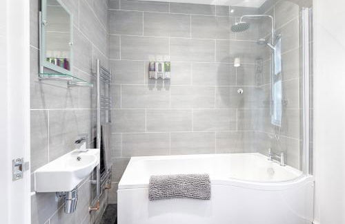 4-Bed Contractor Home - Garden - Near M4 & City - Foto 37