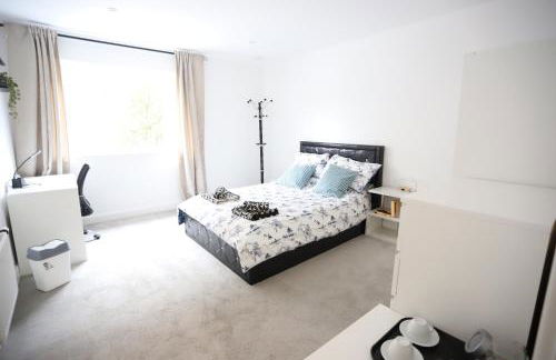 Spacious 3-Story Retreat with Rooftop Terrace and Modern Amenities - Foto 21