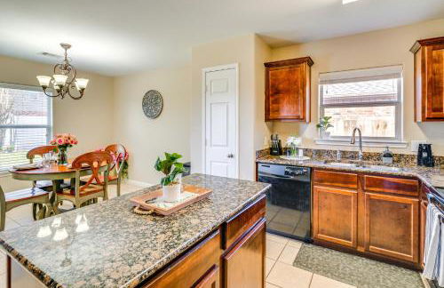 Suburban Home in Magnolia with Fenced Yard - Foto 9