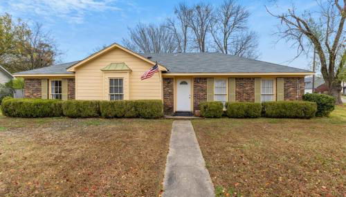 Large Fenced Yard near Midtown- Shamrock Stay - Foto 5