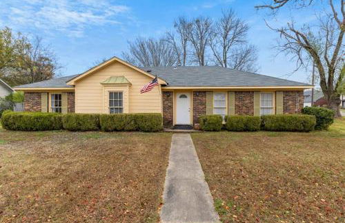 Large Fenced Yard near Midtown- Shamrock Stay - Foto 5