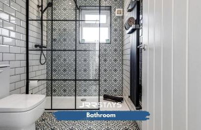 Tipton 3 Bedroom House Garden Sleeps 7 - JRR Stays - Foto 26