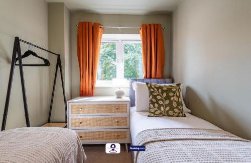 Last-Minute Escapes ! Summer Days l RTM Stay l 4 -Bed House By Finesse Stays Short Lets & Serviced Accommodation Wakefield With Parking, Contractors - Foto 8