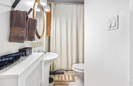 AC Retreat - Cozy 2BR by Tropicana & Beach - Foto 21