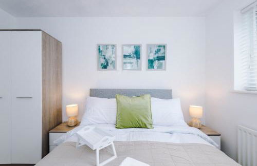 4BR Home for 8, Full Kitchen, Parking, WiFi in Northwich - Photo 2