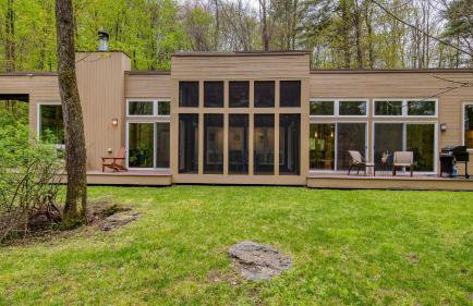 Secluded Modern Enclosed Patio Forest Views Woodland Zen by AvantStay - Foto 28
