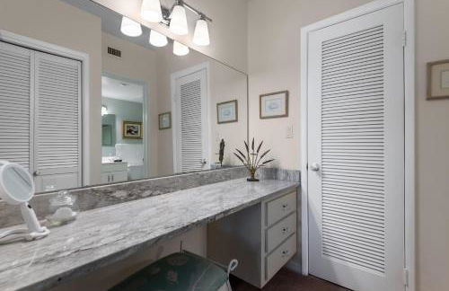 Spacious 3BR Beachfront Condo with Balcony & Parking - Foto 33