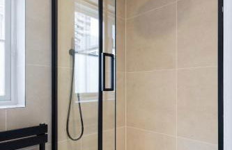 Bright Carnaby Soho 1BR Apartment with AC - Photo 15