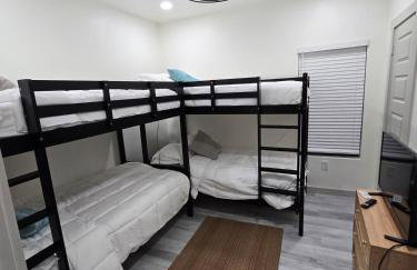 Modern B&W Coastal Retreat 2BR 2BA and Laundry - Foto 32