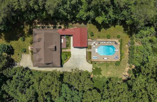 Luxury Cabin with Heated Pool, Hot-Tub & Deluxe Outdoors - Photo 11