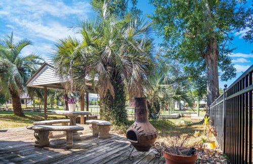 Bayou Breeze Retreat with Pool & River Access - Foto 7