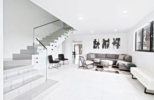 April Sale! 4BR - Private Yard, Grill, Soaking Tub, Near Coral Gables & MIA Airport - Foto 25