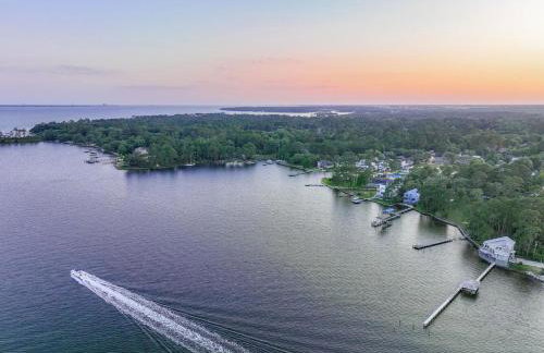 FEATURED ON HGTV'S MY LOTTERY DREAM HOME! Private dock, 15 minute boat ride to Crab Island, 20 minute drive to Destin, Pet Friendly - Foto 40