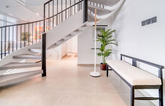 Luxe and Modern Duplex in Difc - Photo 38