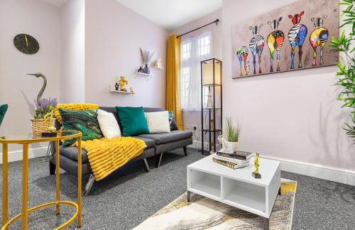 Spacious London 2-Bed Flat with a King Bed-Save on Long Stays-5 Separate Beds- Parking Available! - Foto 53