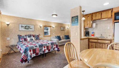 Private Lakeside Cabin for Two – Walk to Marina - Photo 3