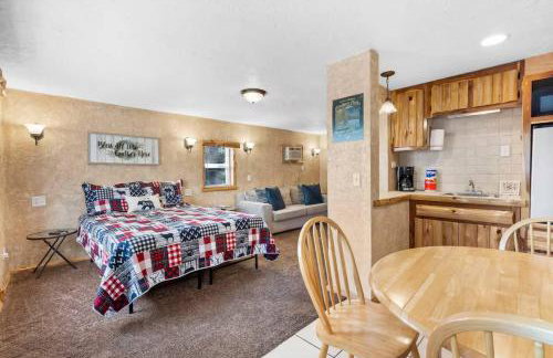 Couples Escape: Cozy Lakeside Cabin by the Marina - Holiday Home - Photo 8