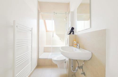 Tolstov Apartments - 4 Room Apartment - Maisonette - Balcony - 20 Min Messe DUS and Old Town DUS - Foto 14