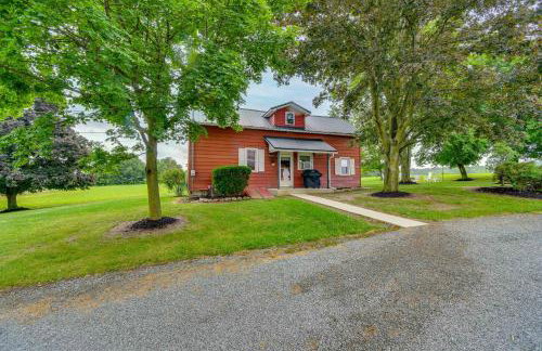 Cozy New York Farmhouse with Porch, Grill and Fire Pit - Foto 2