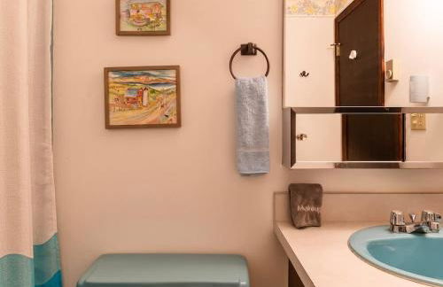 Retro Retreat Charming Home with Hot Tub & Fire Pit - Foto 14