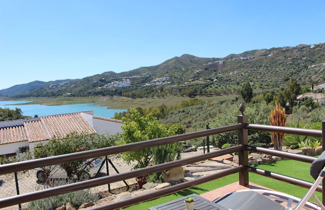 Serene Retreat in Lake Vinuela With Breathtaking Views - Foto 1