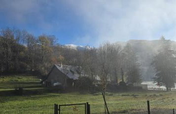 Les reflets du lac detente et nature à Genos-Loudenvieille classé 4 étoiles devant le lac avec jardin - Photo 17