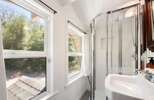 Scout's Lakehouse Retreat by Colby & Conrad - Foto 27