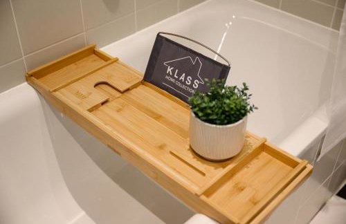 Panoramic City Views Elegant 2BR, 2 Min to Metro - Foto 19