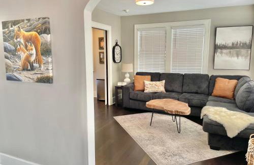 Walk Downtown & River Stylish Cozy Stay w Huge Porch - Foto 20