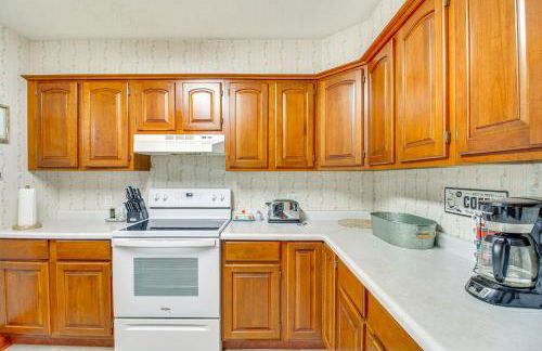 Charming Long Lake Home with Dock on 2 Acres! - Foto 12