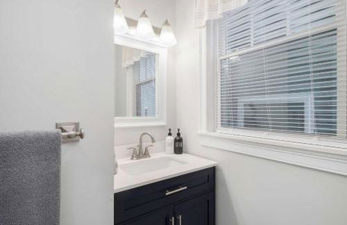 Jennifer's Chic 2nd Floor Apt Private Deck w Views - Photo 10